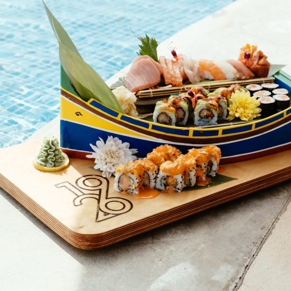 Assortimento di sushi su una barca Luzzu