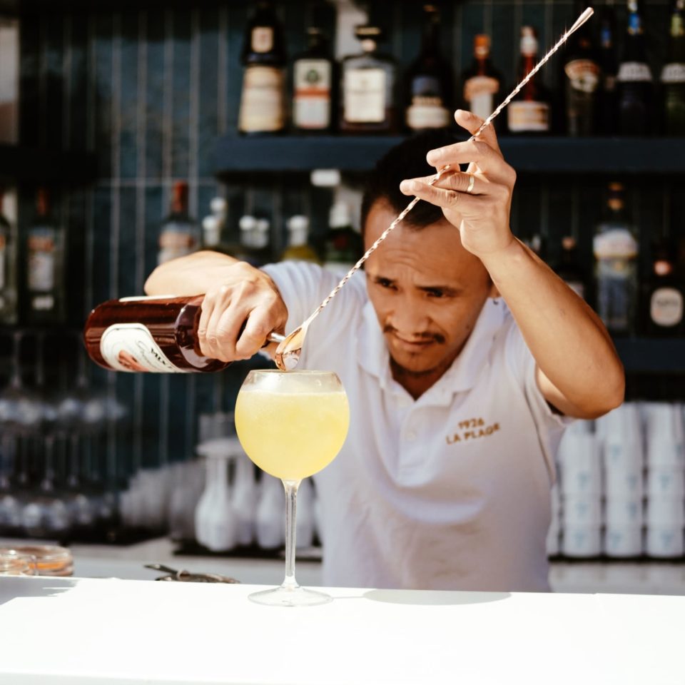 1926 Il barista di La Plage prepara un cocktail estivo